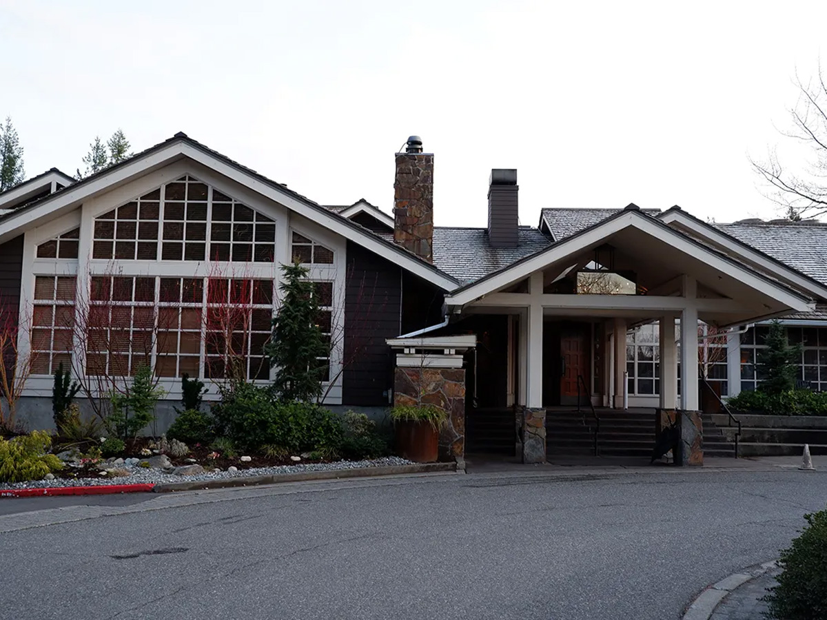 salish lodge entrance